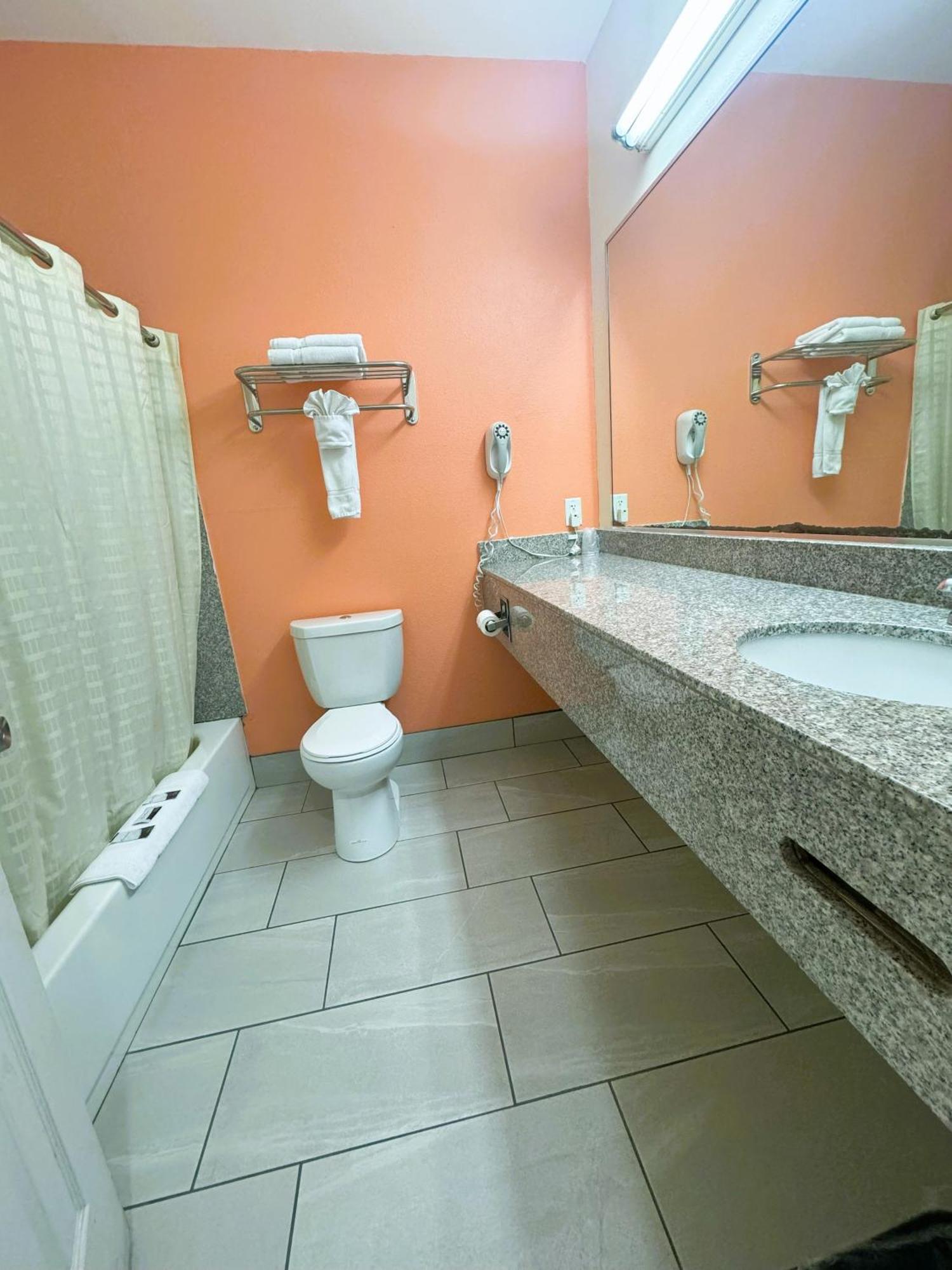 Pecan Valley Inn & Suites サンアントニオ エクステリア 写真